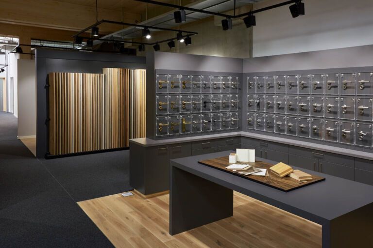 Eine breite Auswahl an Bodenbelägen in Brilon: Kruse Türen und Böden bieten ihren Kunden aus Paderborn und Umgebung Bodenbeläge und Türen in hoher Qualität. Hier können sich die Kunden Böden in verschiedenen Holzvarianten ansehen.