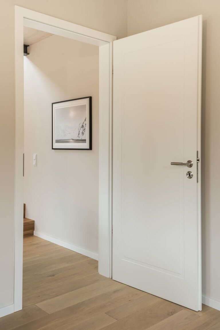 Das Bild zeigt eine weiße Zimmertür in einer modernen Wohnung. Diese Zimmertür ist in Arnsberg verbaut. Kruse Türen und Böden sorgt durch ein einmaliges Beratungskonzept für Zimmertüren, die zu Deinem Stil passen.