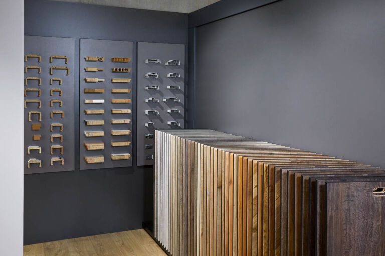 Die umfassende Ausstellung in der Nähe von Paderborn enthält zahlreiche Muster und Ausstellungsstücke für Laminat- und Parkettböden inklusive Verlegtechnik und Bodenprofile.