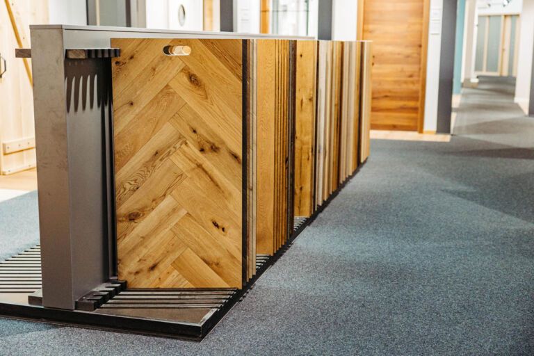 In der Böden-Ausstellung in der Nähe von Arnsberg erwartet die Kunden eine große Auswahl an Mustern der unterschiedlichen Bodenbeläge von Kruse.