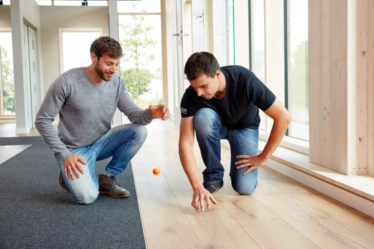 Mit dem Golfballtest in der Ausstellung in Brilon können die Kunden vor dem Kauf ihrer Kruse Böden erfahren, wie das Laminat später zu Hause klingen wird.