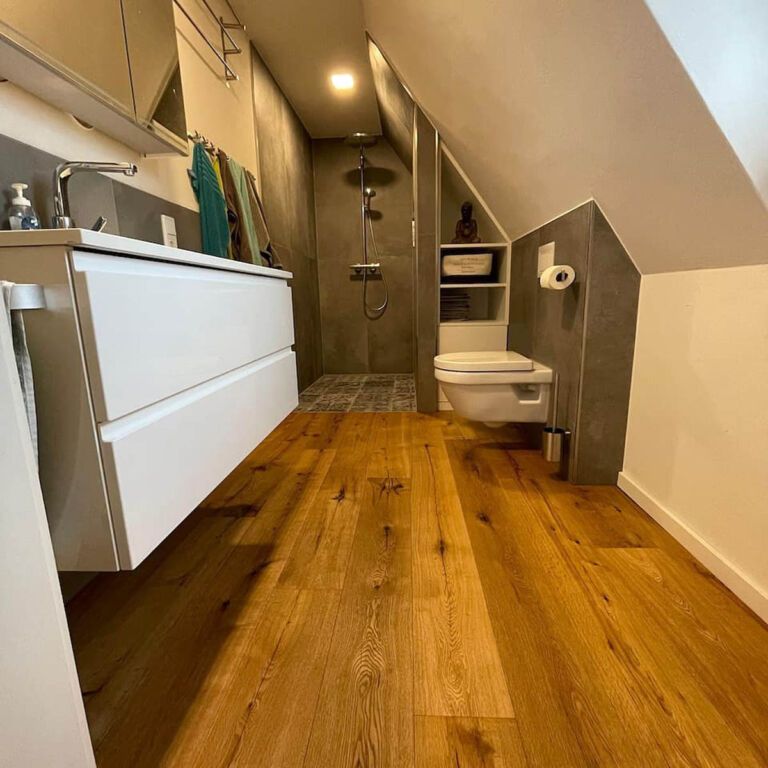 Modernes Badezimmer mit PVC-Boden in Holzoptik von Kruse aus der Nähe von Arnsberg.