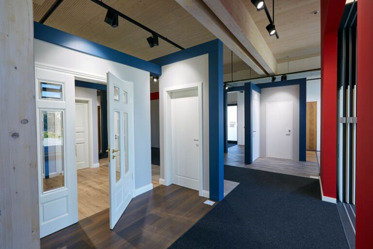 Kruse Türen und Böden bietet eine einmalige Beratung in ihrem Ausstellungslager in Brilon, wo sie zahlreiche Innen- und Haustüren sowie Böden ausgestellt haben.