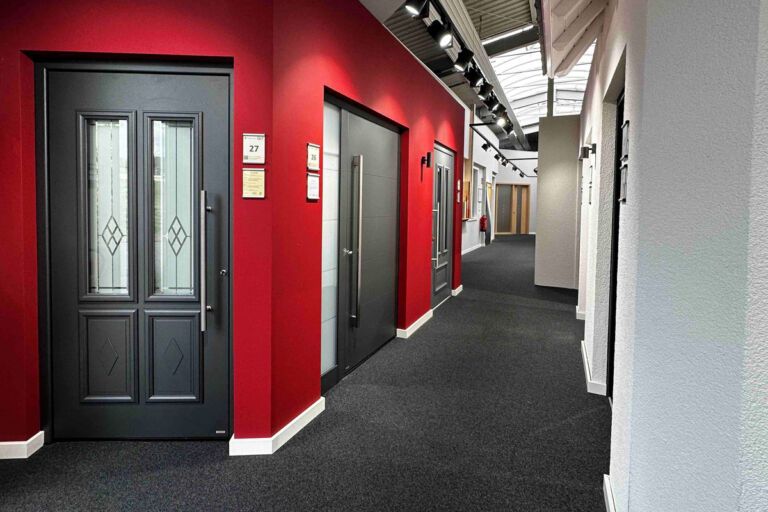 Einblick in die Haustüren Ausstellung von Kruse Türen und Böden in Brilon