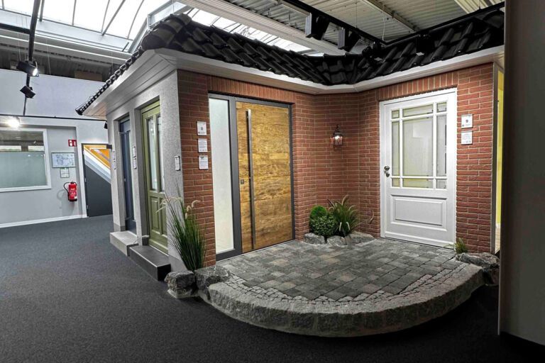 Auf dem Bild sieht man verschiedene Haustüren in der Haustüren Ausstellung von Kurse Türen und Böden in Brilon